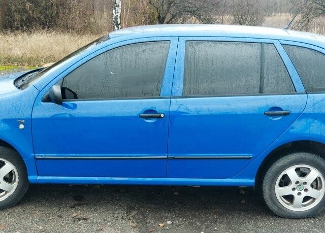 Синий Шкода Фабия, объемом двигателя 1.4 л и пробегом 405 тыс. км за 3499 $, фото 3 на Automoto.ua