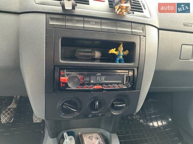 Синий Шкода Фабия, объемом двигателя 1.39 л и пробегом 288 тыс. км за 3400 $, фото 7 на Automoto.ua