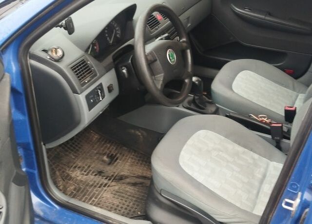 Синий Шкода Фабия, объемом двигателя 1.4 л и пробегом 405 тыс. км за 3499 $, фото 9 на Automoto.ua