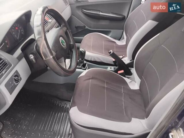 Синій Шкода Фабія, об'ємом двигуна 1.4 л та пробігом 300 тис. км за 2999 $, фото 3 на Automoto.ua