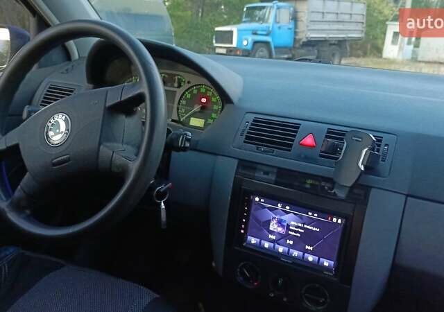 Синий Шкода Фабия, объемом двигателя 1.4 л и пробегом 200 тыс. км за 3500 $, фото 5 на Automoto.ua