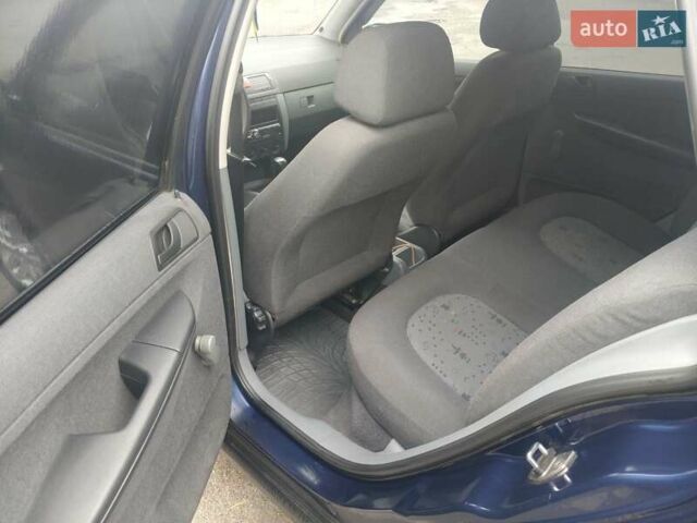 Синий Шкода Фабия, объемом двигателя 1.4 л и пробегом 326 тыс. км за 3800 $, фото 13 на Automoto.ua