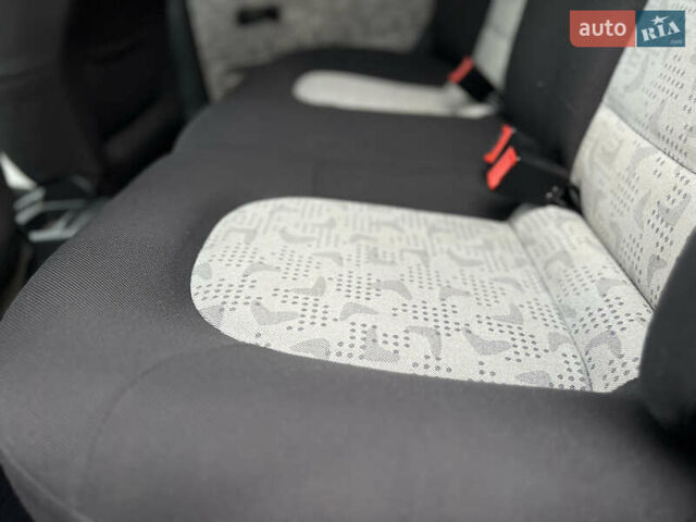 Синий Шкода Фабия, объемом двигателя 1.4 л и пробегом 270 тыс. км за 3800 $, фото 19 на Automoto.ua