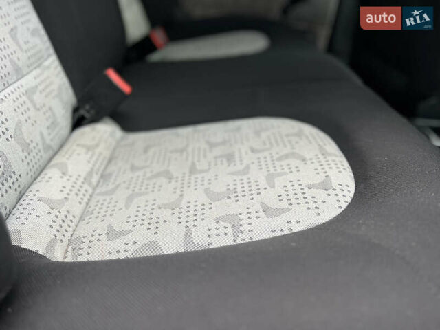 Синий Шкода Фабия, объемом двигателя 1.4 л и пробегом 270 тыс. км за 3800 $, фото 21 на Automoto.ua