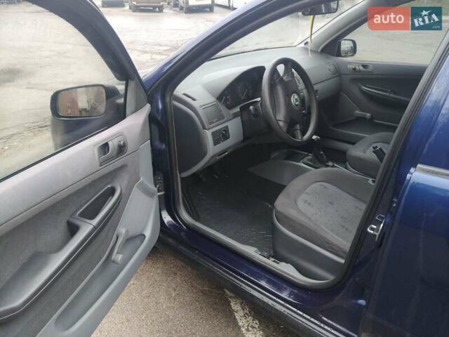 Синий Шкода Фабия, объемом двигателя 1.4 л и пробегом 326 тыс. км за 3800 $, фото 11 на Automoto.ua