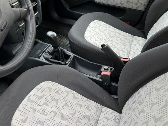 Синий Шкода Фабия, объемом двигателя 1.4 л и пробегом 285 тыс. км за 3300 $, фото 6 на Automoto.ua