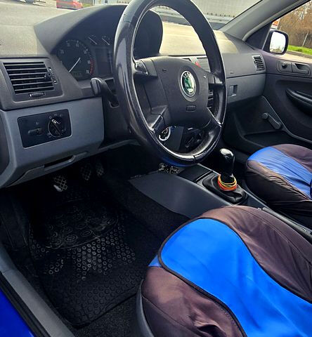 Синий Шкода Фабия, объемом двигателя 1.2 л и пробегом 331 тыс. км за 2600 $, фото 1 на Automoto.ua