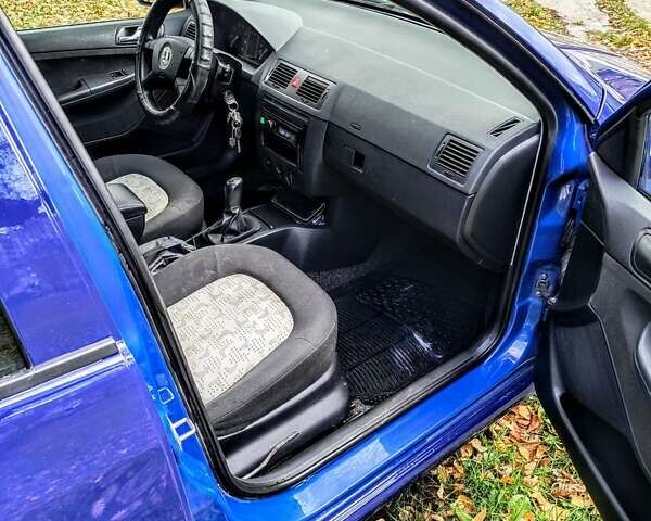 Шкода Фабия 2004 в Ивано-Франковске на Automoto.ua Синий Шкода Фабия, объемом двигателя 1.39 л и пробегом 237 тыс. км за 2700 $, фото 3 на Automoto.ua