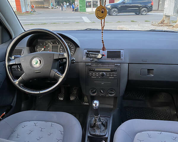 Синий Шкода Фабия, объемом двигателя 1.39 л и пробегом 250 тыс. км за 4300 $, фото 6 на Automoto.ua