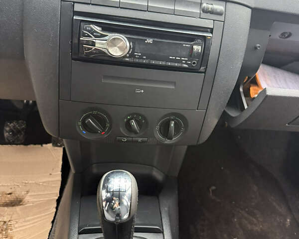 Синий Шкода Фабия, объемом двигателя 1.4 л и пробегом 190 тыс. км за 3900 $, фото 11 на Automoto.ua