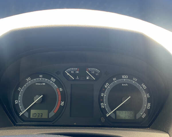 Синий Шкода Фабия, объемом двигателя 1.4 л и пробегом 301 тыс. км за 3700 $, фото 3 на Automoto.ua