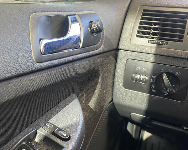 Синий Шкода Фабия, объемом двигателя 1.4 л и пробегом 301 тыс. км за 3700 $, фото 4 на Automoto.ua