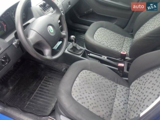 Синий Шкода Фабия, объемом двигателя 1.39 л и пробегом 180 тыс. км за 4500 $, фото 1 на Automoto.ua
