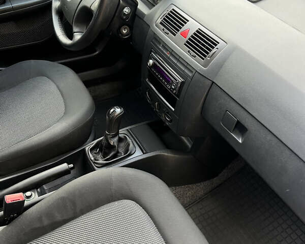 Синий Шкода Фабия, объемом двигателя 1.4 л и пробегом 183 тыс. км за 3700 $, фото 14 на Automoto.ua