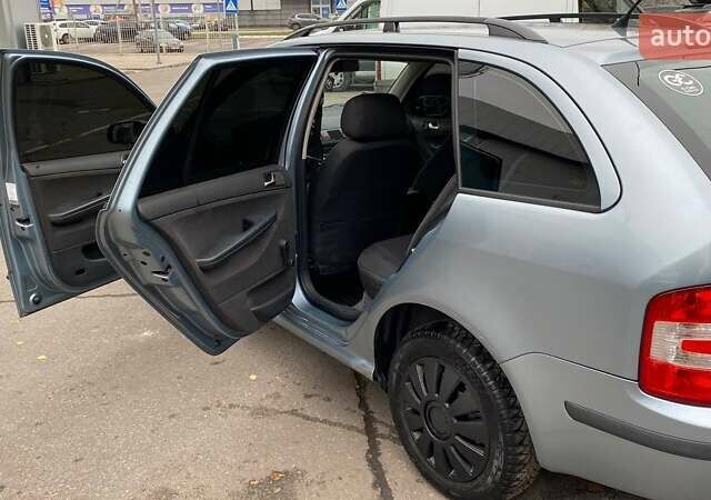 Синий Шкода Фабия, объемом двигателя 1.39 л и пробегом 301 тыс. км за 4100 $, фото 2 на Automoto.ua