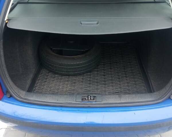 Синий Шкода Фабия, объемом двигателя 1.39 л и пробегом 180 тыс. км за 4500 $, фото 3 на Automoto.ua