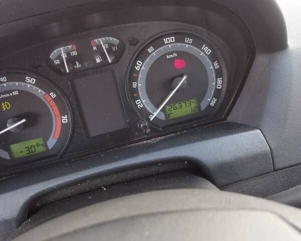 Синий Шкода Фабия, объемом двигателя 1.4 л и пробегом 263 тыс. км за 4600 $, фото 14 на Automoto.ua