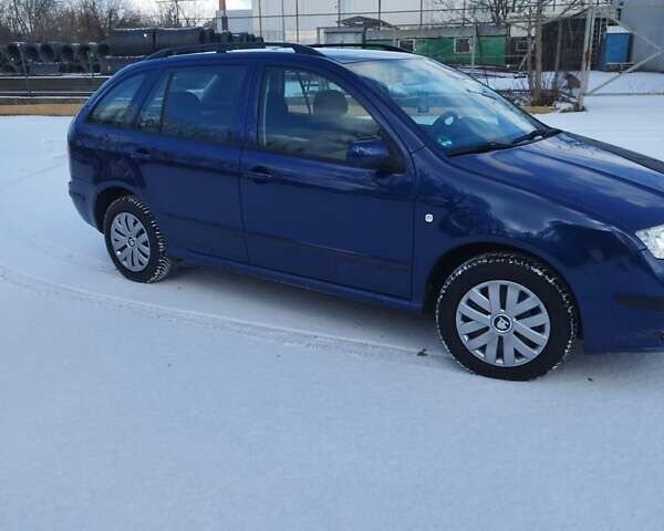 Синий Шкода Фабия, объемом двигателя 1.4 л и пробегом 263 тыс. км за 4600 $, фото 2 на Automoto.ua