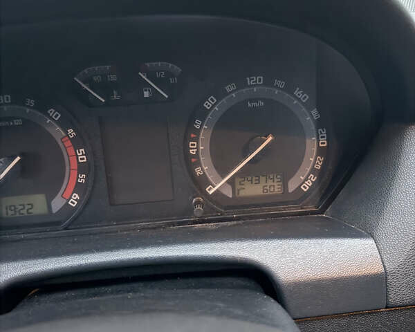 Синий Шкода Фабия, объемом двигателя 1.42 л и пробегом 242 тыс. км за 3850 $, фото 7 на Automoto.ua