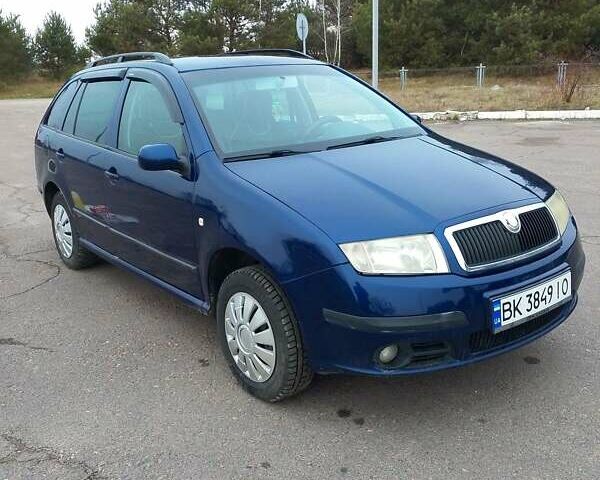Синий Шкода Фабия, объемом двигателя 1.4 л и пробегом 230 тыс. км за 4250 $, фото 3 на Automoto.ua