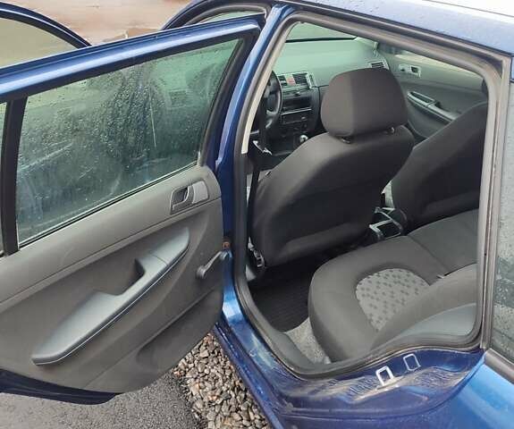 Синий Шкода Фабия, объемом двигателя 1.39 л и пробегом 212 тыс. км за 3800 $, фото 7 на Automoto.ua