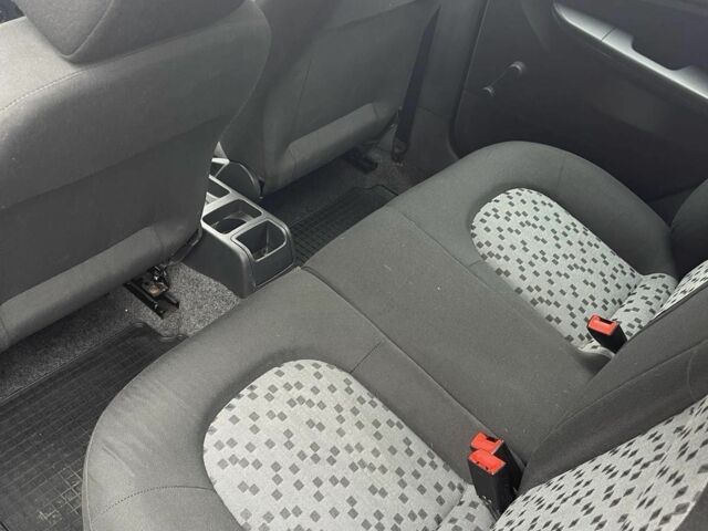 Синий Шкода Фабия, объемом двигателя 1.4 л и пробегом 330 тыс. км за 3999 $, фото 4 на Automoto.ua