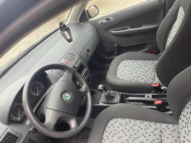 Синий Шкода Фабия, объемом двигателя 1.4 л и пробегом 330 тыс. км за 3999 $, фото 5 на Automoto.ua