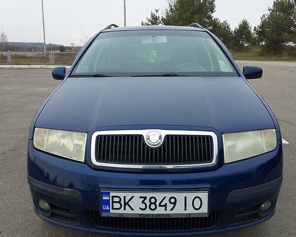 Синий Шкода Фабия, объемом двигателя 1.4 л и пробегом 230 тыс. км за 4250 $, фото 1 на Automoto.ua