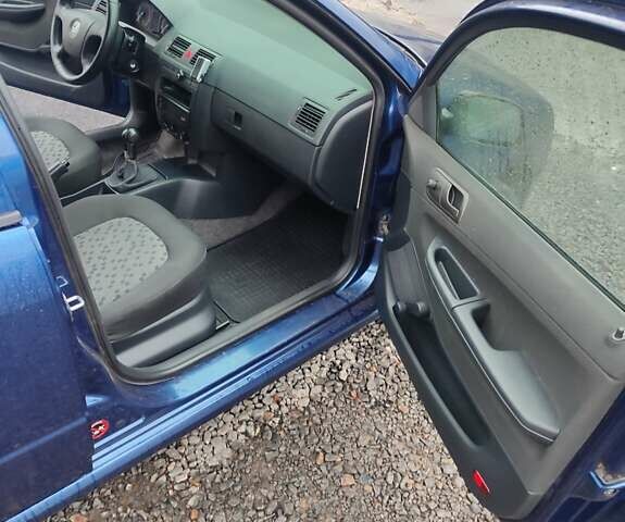 Синий Шкода Фабия, объемом двигателя 1.39 л и пробегом 212 тыс. км за 3800 $, фото 5 на Automoto.ua