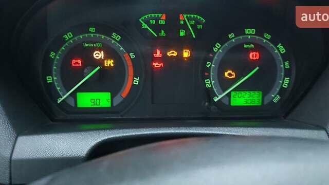 Синий Шкода Фабия, объемом двигателя 1.39 л и пробегом 202 тыс. км за 4600 $, фото 6 на Automoto.ua