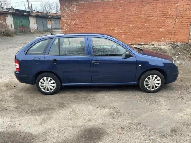 Синий Шкода Фабия, объемом двигателя 1.4 л и пробегом 330 тыс. км за 3999 $, фото 1 на Automoto.ua