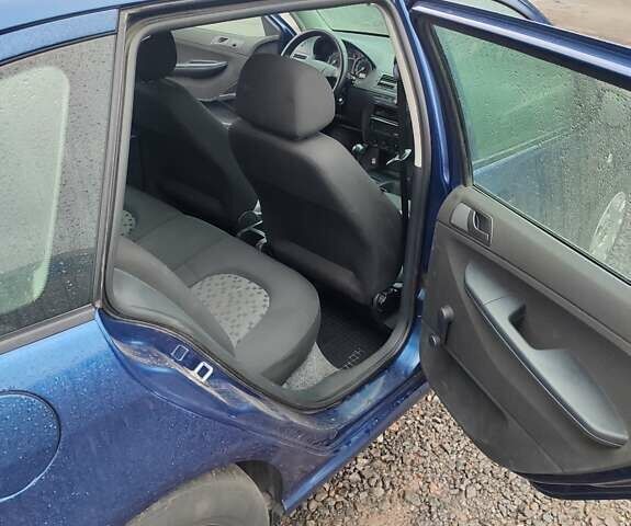 Синий Шкода Фабия, объемом двигателя 1.39 л и пробегом 212 тыс. км за 3800 $, фото 6 на Automoto.ua