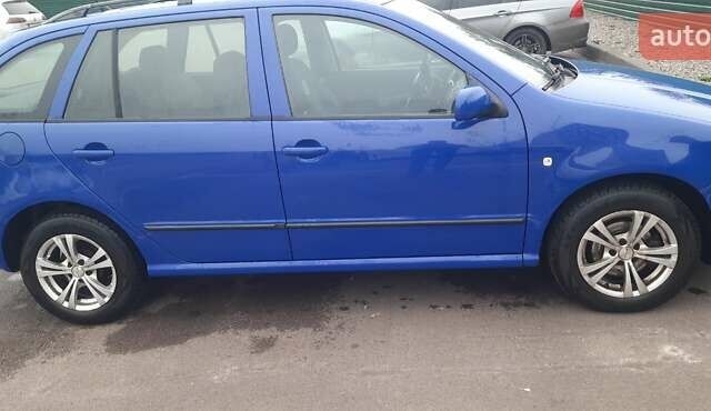 Синий Шкода Фабия, объемом двигателя 1.39 л и пробегом 231 тыс. км за 4600 $, фото 2 на Automoto.ua