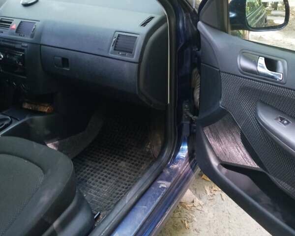 Синий Шкода Фабия, объемом двигателя 1.39 л и пробегом 220 тыс. км за 5500 $, фото 8 на Automoto.ua