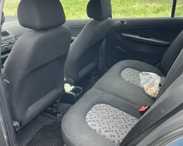 Синий Шкода Фабия, объемом двигателя 1.39 л и пробегом 330 тыс. км за 4000 $, фото 4 на Automoto.ua