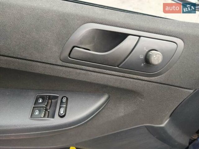 Синій Шкода Фабія, об'ємом двигуна 1.39 л та пробігом 220 тис. км за 3000 $, фото 6 на Automoto.ua