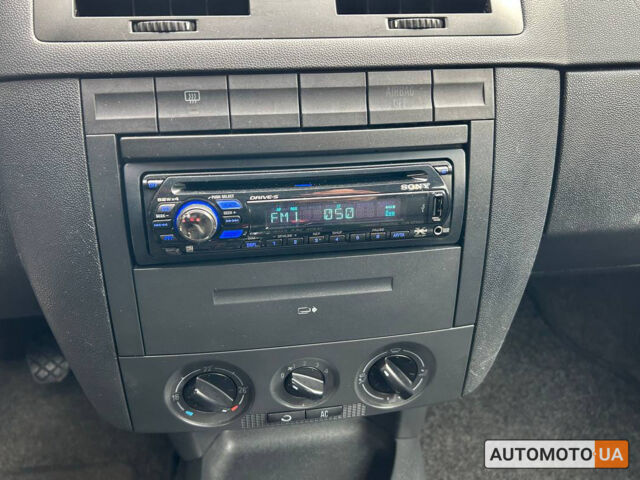 Синий Шкода Фабия, объемом двигателя 1.4 л и пробегом 248 тыс. км за 4800 $, фото 9 на Automoto.ua