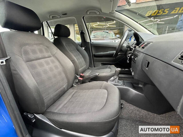 Синий Шкода Фабия, объемом двигателя 1.4 л и пробегом 248 тыс. км за 4800 $, фото 11 на Automoto.ua