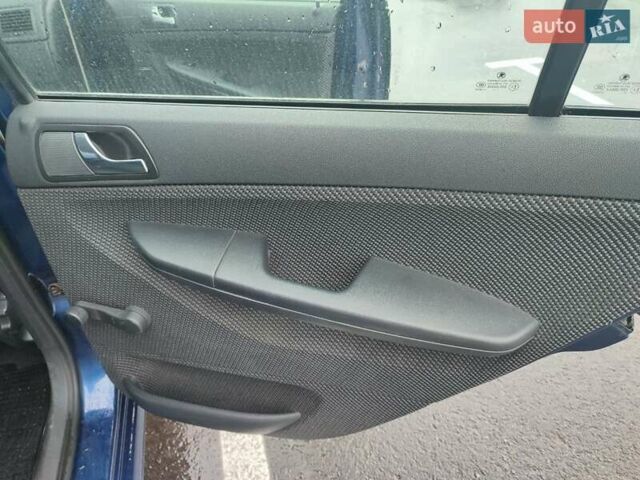 Синий Шкода Фабия, объемом двигателя 1.4 л и пробегом 228 тыс. км за 4600 $, фото 11 на Automoto.ua