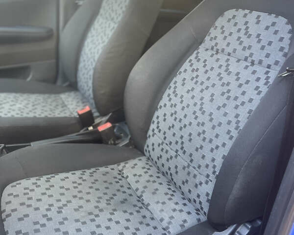 Синий Шкода Фабия, объемом двигателя 1.39 л и пробегом 209 тыс. км за 3900 $, фото 13 на Automoto.ua