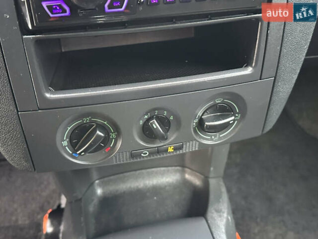 Синий Шкода Фабия, объемом двигателя 1.4 л и пробегом 239 тыс. км за 5700 $, фото 32 на Automoto.ua