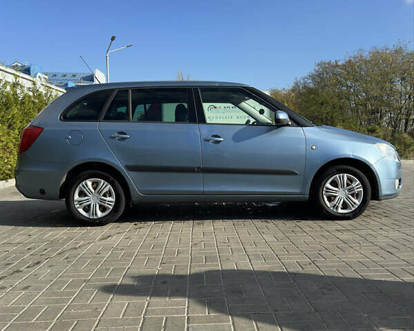 Синий Шкода Фабия, объемом двигателя 1.2 л и пробегом 265 тыс. км за 4000 $, фото 2 на Automoto.ua