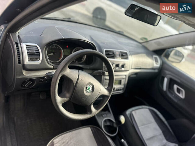 Синий Шкода Фабия, объемом двигателя 1.6 л и пробегом 205 тыс. км за 5150 $, фото 4 на Automoto.ua