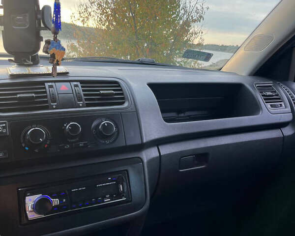 Синий Шкода Фабия, объемом двигателя 1.2 л и пробегом 270 тыс. км за 4500 $, фото 7 на Automoto.ua