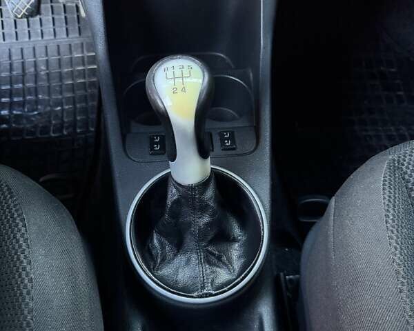 Синій Шкода Фабія, об'ємом двигуна 1.6 л та пробігом 230 тис. км за 4400 $, фото 19 на Automoto.ua