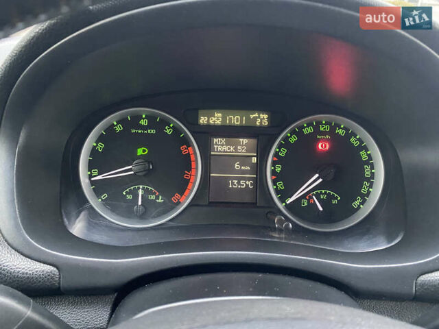 Синий Шкода Фабия, объемом двигателя 1.39 л и пробегом 221 тыс. км за 5800 $, фото 12 на Automoto.ua