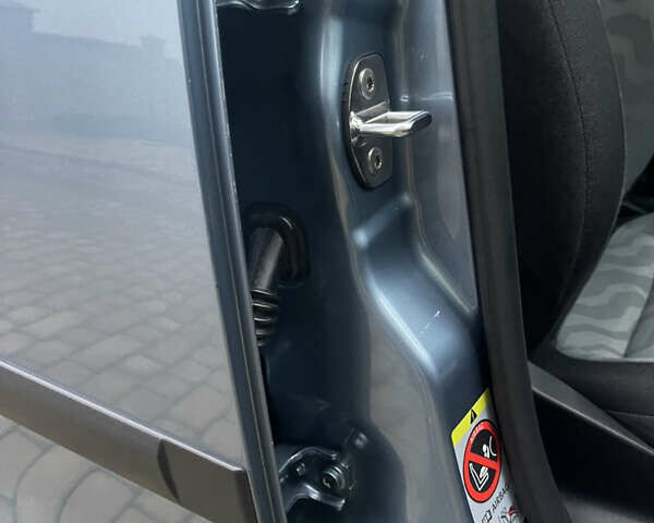 Синий Шкода Фабия, объемом двигателя 1.6 л и пробегом 229 тыс. км за 7200 $, фото 32 на Automoto.ua