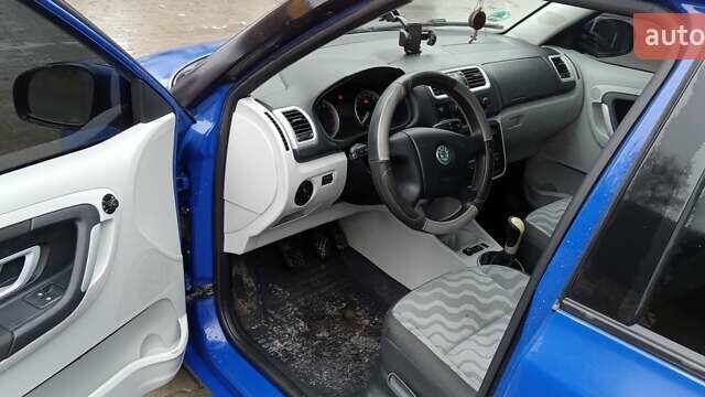 Синий Шкода Фабия, объемом двигателя 1.6 л и пробегом 268 тыс. км за 5300 $, фото 8 на Automoto.ua