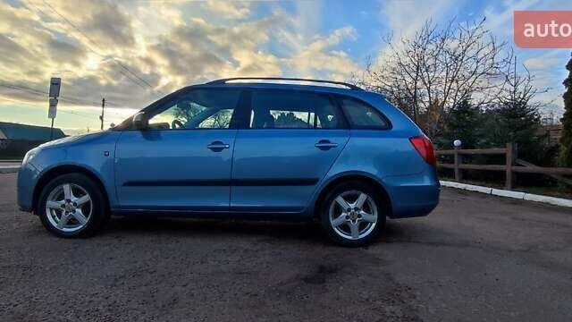 Синий Шкода Фабия, объемом двигателя 1.4 л и пробегом 245 тыс. км за 5600 $, фото 2 на Automoto.ua