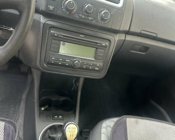 Синий Шкода Фабия, объемом двигателя 1.6 л и пробегом 205 тыс. км за 5150 $, фото 24 на Automoto.ua